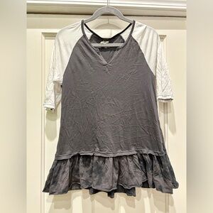 Free PeopleTwo-Tone Gray and White Short Sleeve Top